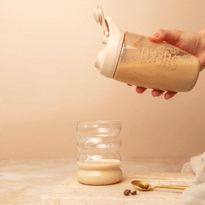 Kaffeeshake mit Shaker einschenken