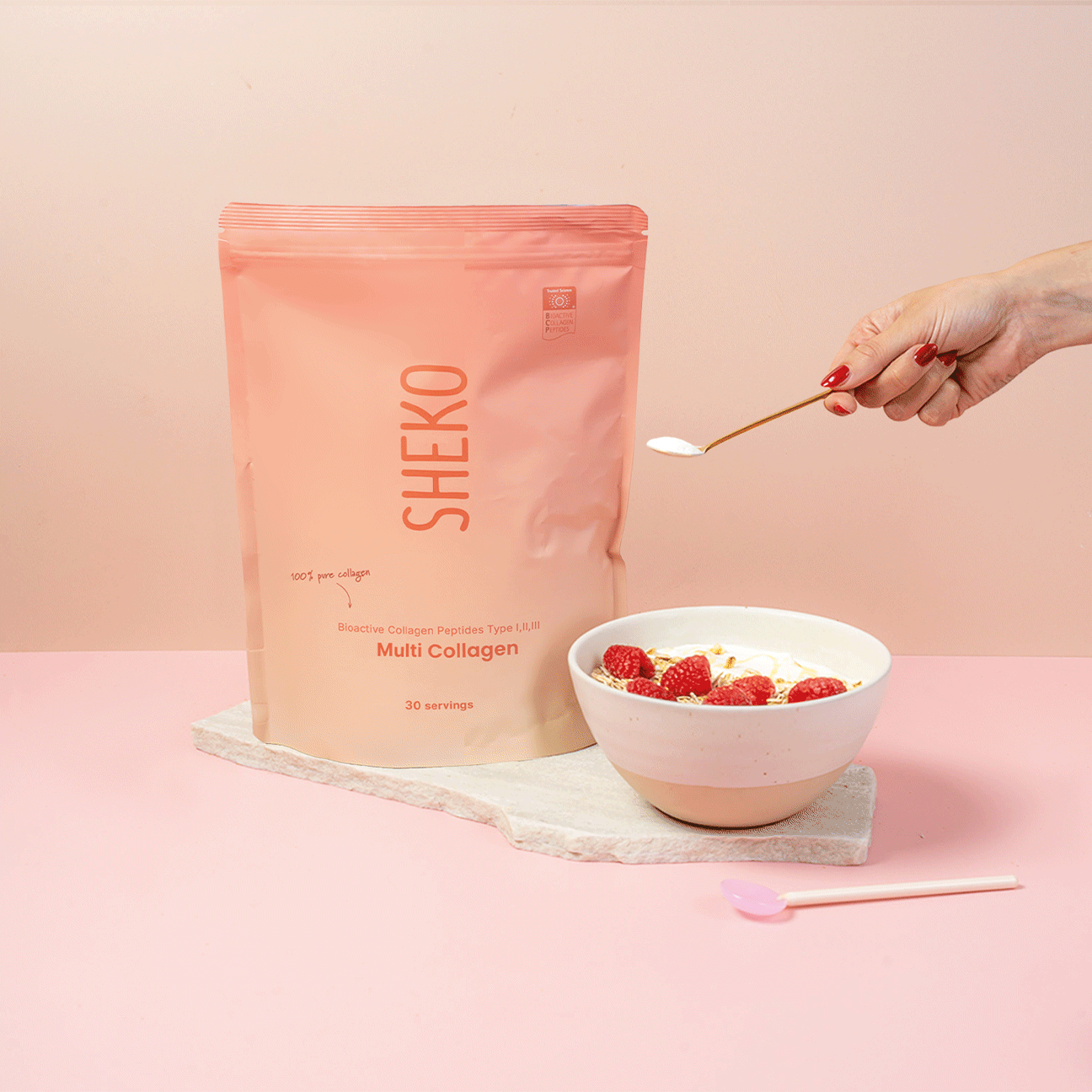 SHEKO Multi Kollagen Pulver – Löffel mit Pulver in Glas Wasser, Shake, Kaffee und Müsli reingebend