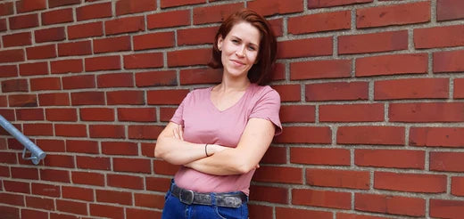 SHEKO Kundin Louise vor Backsteinmauer