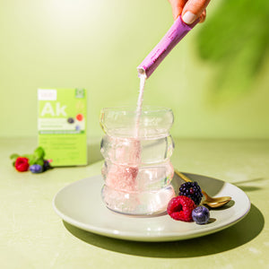 Abnehmkur Stick wird ins Glas gekippt