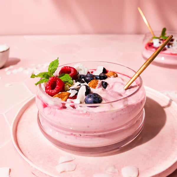 Smoothie Bowl nach Belieben toppen.