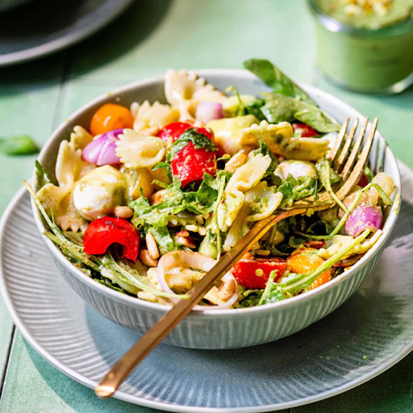 Nudelsalat mit Pesto mischen