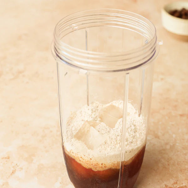 Das Kaffee Shake-Pulver mit dem Kollagen-Pulver, Eiswürfeln und einem Espresso im Mixer vermengen.
