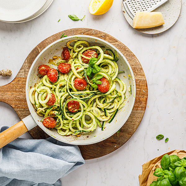 Zoodles mit Avocadocreme und Tomaten