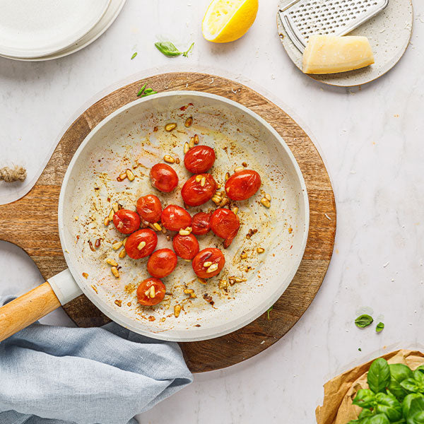 Tomaten und Kerne anrösten